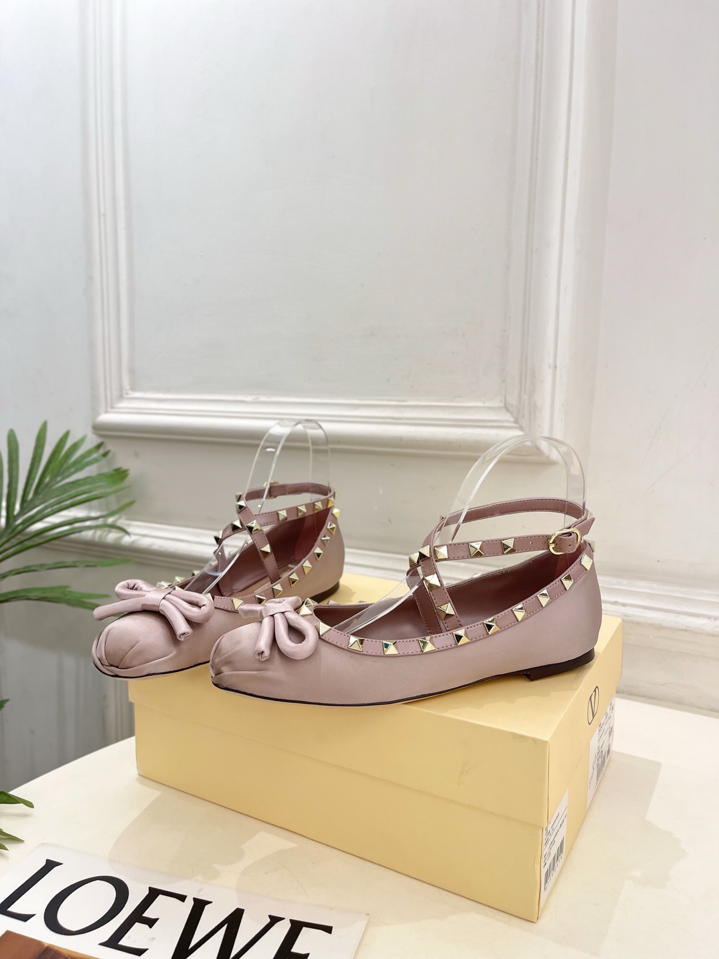 Valentino 华伦天奴 26𝐬𝐬 2026新品 VT蝴蝶结鉚钉交叉带平底芭蕾舞鞋上新☑️ ———————————— Valentino 华伦天奴 26𝐬𝐬 2026新品 VT蝴蝶结鉚钉交叉带平底芭蕾舞鞋上新☑️ ————————————