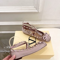 Valentino 华伦天奴 26𝐬𝐬 2026新品 VT蝴蝶结鉚钉交叉带平底芭蕾舞鞋上新☑️ ———————————— Valentino 华伦天奴 26𝐬𝐬 2026新品 VT蝴蝶结鉚钉交叉带平底芭蕾舞鞋上新☑️ ————————————