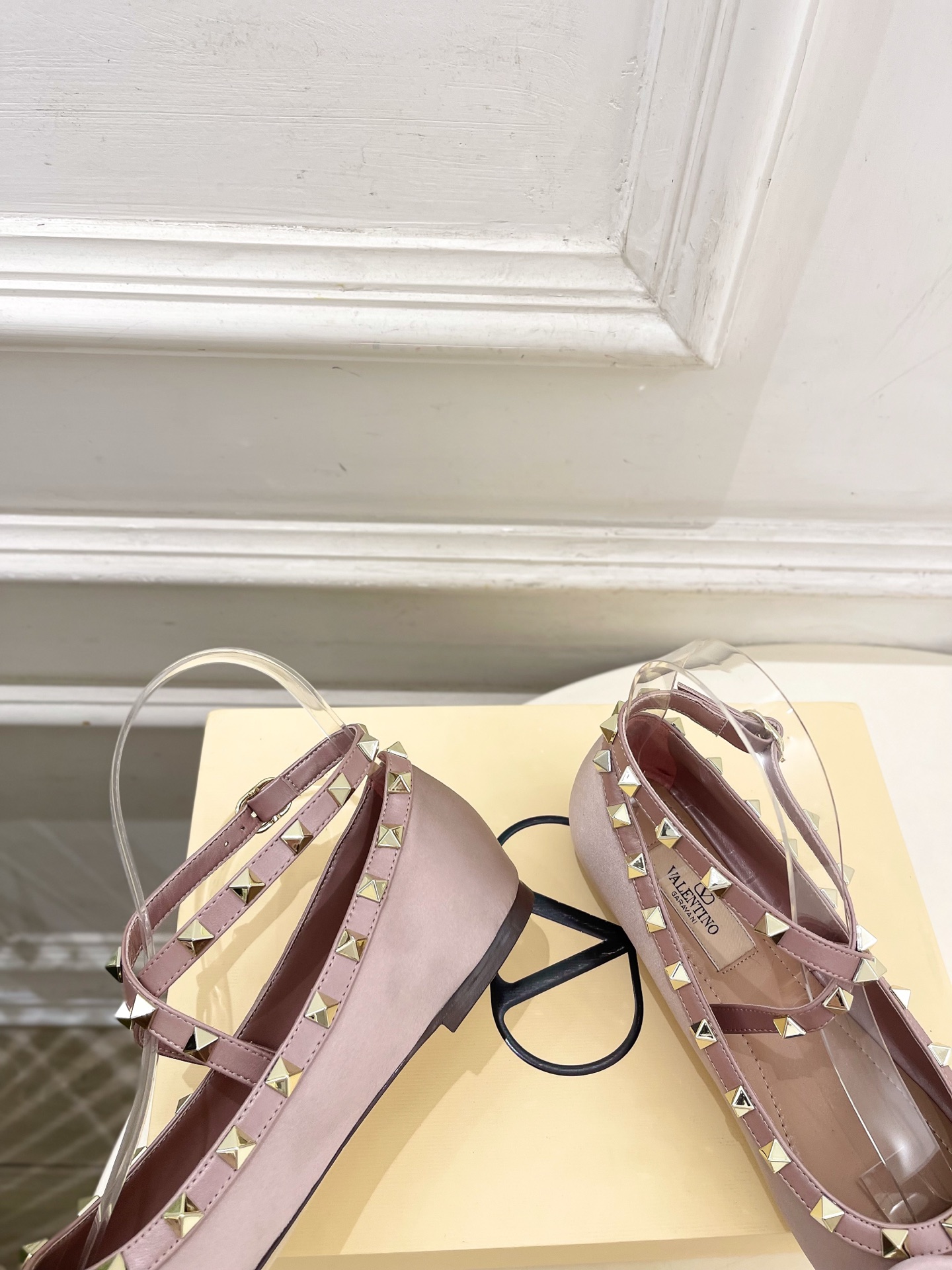 Valentino 华伦天奴 26𝐬𝐬 2026新品 VT蝴蝶结鉚钉交叉带平底芭蕾舞鞋上新☑️ ———————————— Valentino 华伦天奴 26𝐬𝐬 2026新品 VT蝴蝶结鉚钉交叉带平底芭蕾舞鞋上新☑️ ————————————