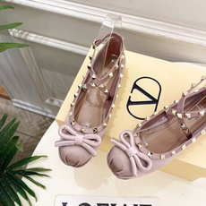 Valentino 华伦天奴 26𝐬𝐬 2026新品 VT蝴蝶结鉚钉交叉带平底芭蕾舞鞋上新☑️ ———————————— Valentino 华伦天奴 26𝐬𝐬 2026新品 VT蝴蝶结鉚钉交叉带平底芭蕾舞鞋上新☑️ ————————————