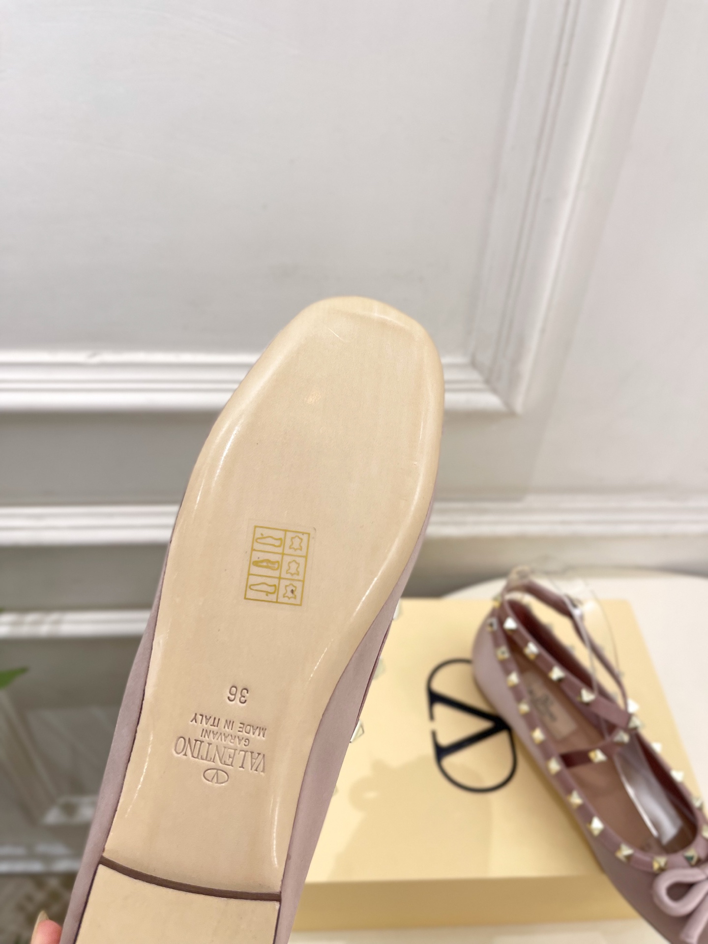 Valentino 华伦天奴 26𝐬𝐬 2026新品 VT蝴蝶结鉚钉交叉带平底芭蕾舞鞋上新☑️ ———————————— Valentino 华伦天奴 26𝐬𝐬 2026新品 VT蝴蝶结鉚钉交叉带平底芭蕾舞鞋上新☑️ ————————————