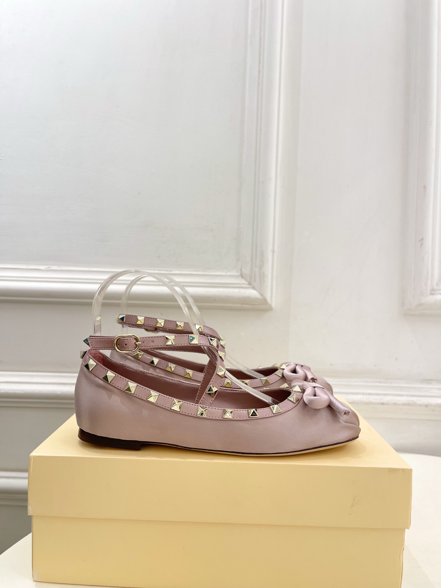 Valentino 华伦天奴 26𝐬𝐬 2026新品 VT蝴蝶结鉚钉交叉带平底芭蕾舞鞋上新☑️ ———————————— Valentino 华伦天奴 26𝐬𝐬 2026新品 VT蝴蝶结鉚钉交叉带平底芭蕾舞鞋上新☑️ ————————————