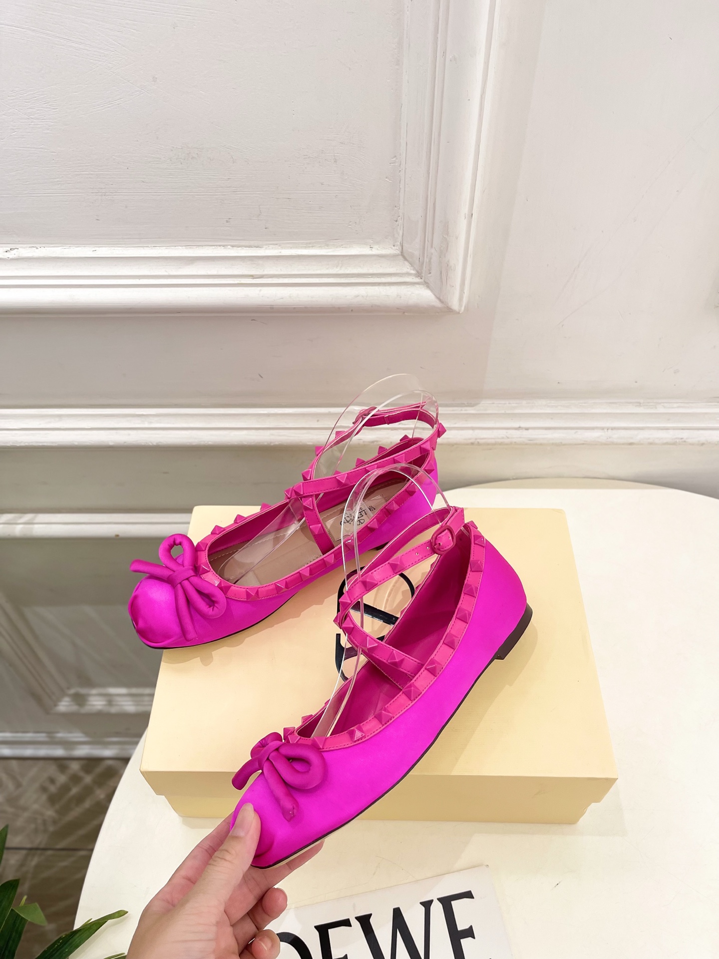 Valentino 华伦天奴 26𝐬𝐬 2026新品 VT蝴蝶结鉚钉交叉带平底芭蕾舞鞋上新☑️ ———————————— Valentino 华伦天奴 26𝐬𝐬 2026新品 VT蝴蝶结鉚钉交叉带平底芭蕾舞鞋上新☑️ ————————————