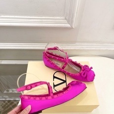 Valentino 华伦天奴 26𝐬𝐬 2026新品 VT蝴蝶结鉚钉交叉带平底芭蕾舞鞋上新☑️ ———————————— Valentino 华伦天奴 26𝐬𝐬 2026新品 VT蝴蝶结鉚钉交叉带平底芭蕾舞鞋上新☑️ ————————————