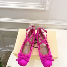 Valentino 华伦天奴 26𝐬𝐬 2026新品 VT蝴蝶结鉚钉交叉带平底芭蕾舞鞋上新☑️ ———————————— Valentino 华伦天奴 26𝐬𝐬 2026新品 VT蝴蝶结鉚钉交叉带平底芭蕾舞鞋上新☑️ ————————————