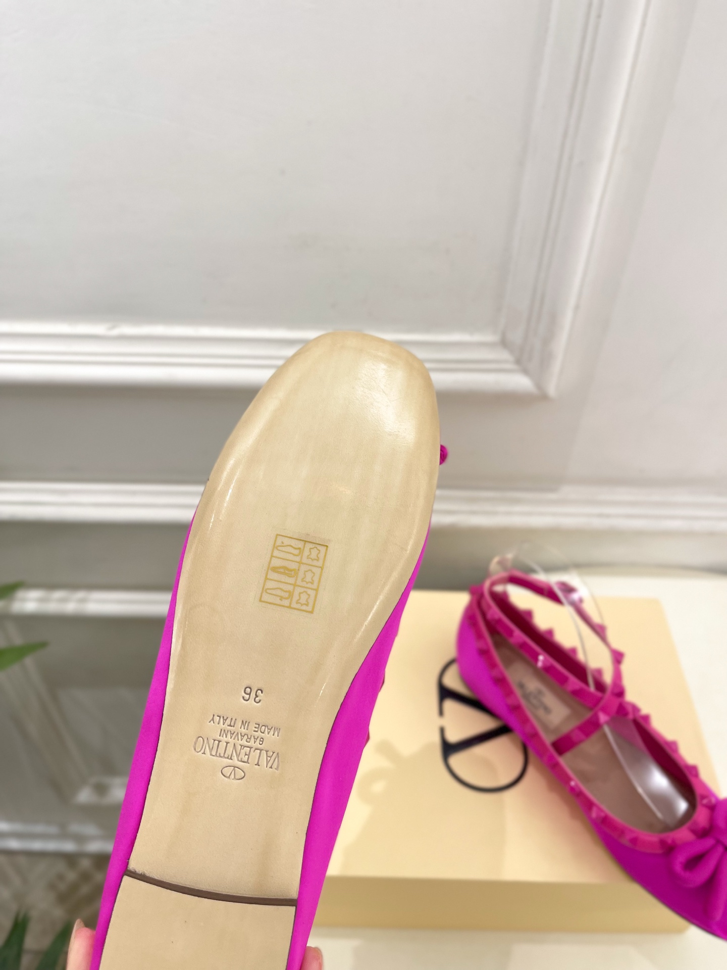 Valentino 华伦天奴 26𝐬𝐬 2026新品 VT蝴蝶结鉚钉交叉带平底芭蕾舞鞋上新☑️ ———————————— Valentino 华伦天奴 26𝐬𝐬 2026新品 VT蝴蝶结鉚钉交叉带平底芭蕾舞鞋上新☑️ ————————————