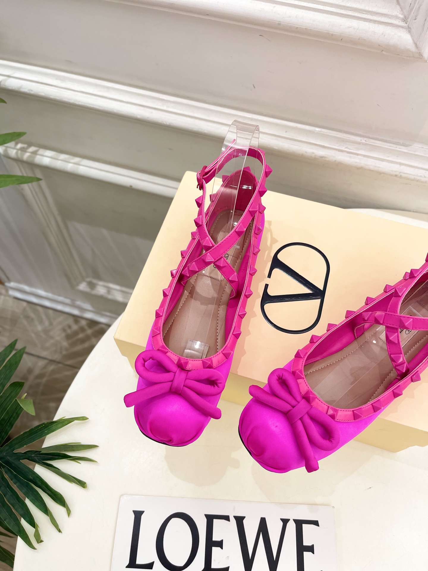 Valentino 华伦天奴 26𝐬𝐬 2026新品 VT蝴蝶结鉚钉交叉带平底芭蕾舞鞋上新☑️ ———————————— Valentino 华伦天奴 26𝐬𝐬 2026新品 VT蝴蝶结鉚钉交叉带平底芭蕾舞鞋上新☑️ ————————————
