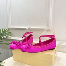 Valentino 华伦天奴 26𝐬𝐬 2026新品 VT蝴蝶结鉚钉交叉带平底芭蕾舞鞋上新☑️ ———————————— Valentino 华伦天奴 26𝐬𝐬 2026新品 VT蝴蝶结鉚钉交叉带平底芭蕾舞鞋上新☑️ ————————————