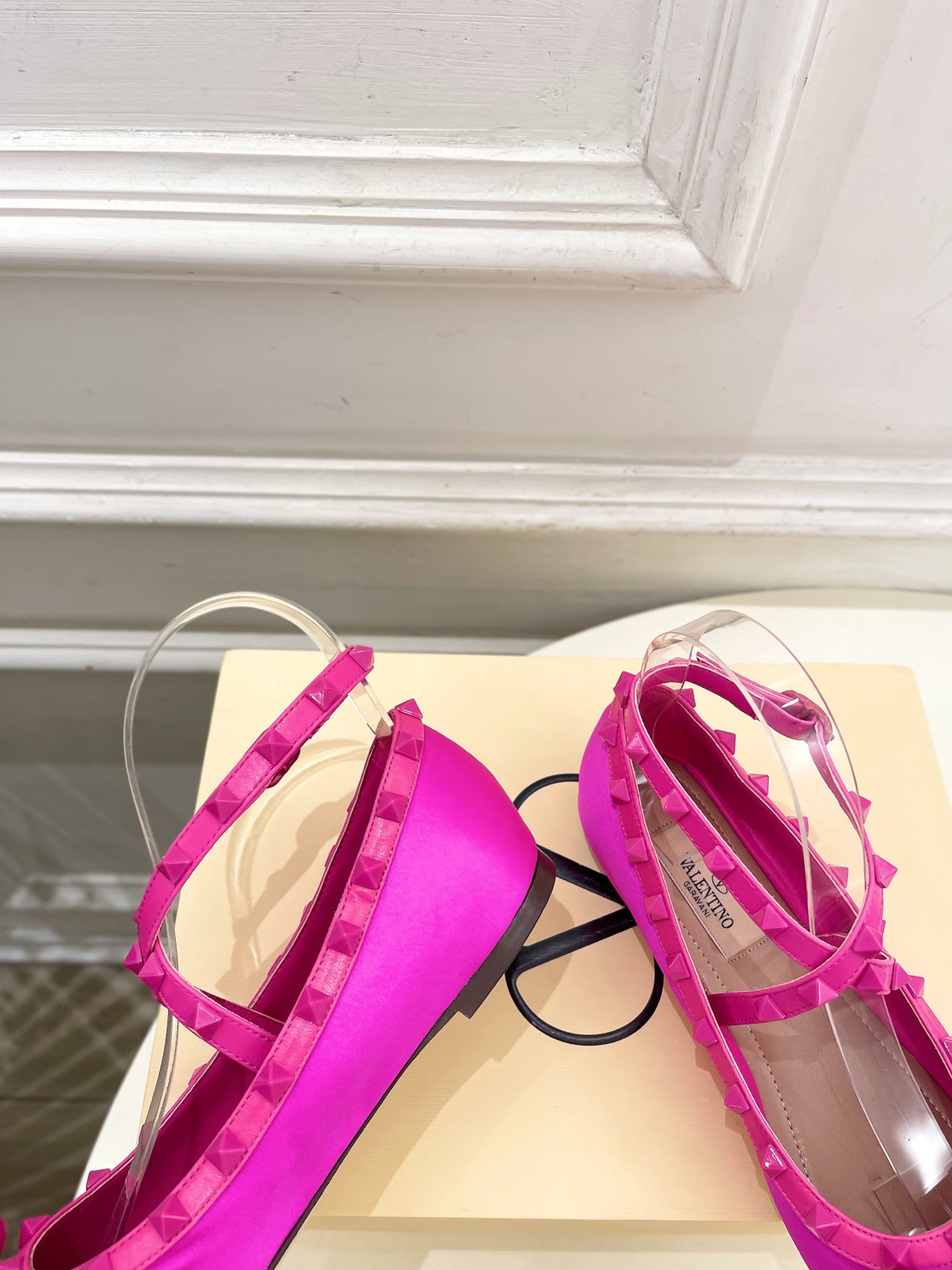 Valentino 华伦天奴 26𝐬𝐬 2026新品 VT蝴蝶结鉚钉交叉带平底芭蕾舞鞋上新☑️ ———————————— Valentino 华伦天奴 26𝐬𝐬 2026新品 VT蝴蝶结鉚钉交叉带平底芭蕾舞鞋上新☑️ ————————————