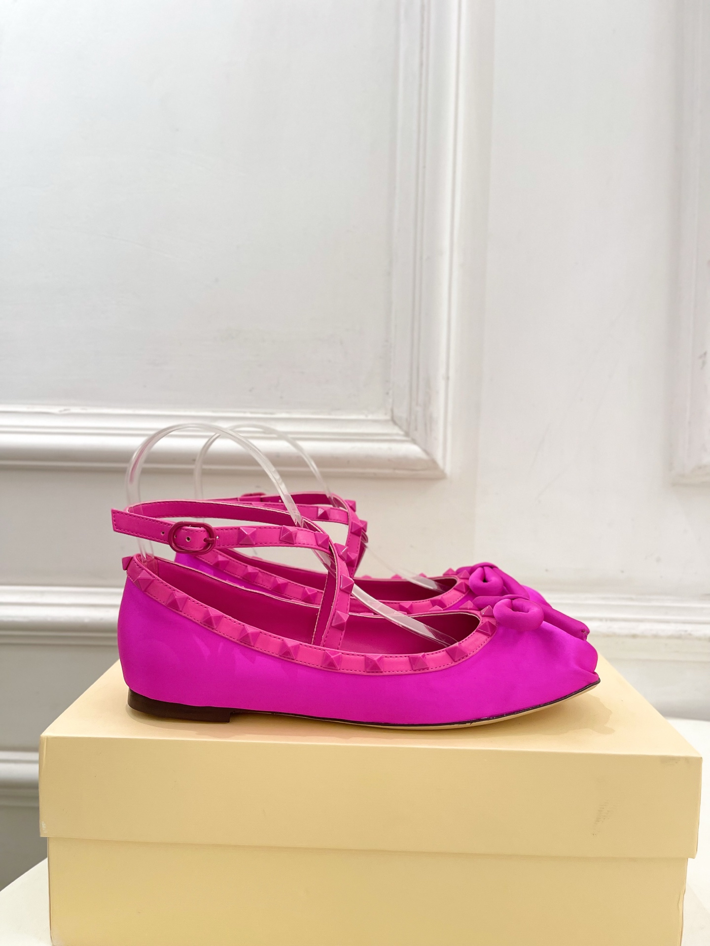 Valentino 华伦天奴 26𝐬𝐬 2026新品 VT蝴蝶结鉚钉交叉带平底芭蕾舞鞋上新☑️ ———————————— Valentino 华伦天奴 26𝐬𝐬 2026新品 VT蝴蝶结鉚钉交叉带平底芭蕾舞鞋上新☑️ ————————————