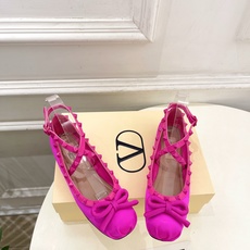 Valentino 华伦天奴 26𝐬𝐬 2026新品 VT蝴蝶结鉚钉交叉带平底芭蕾舞鞋上新☑️ ———————————— Valentino 华伦天奴 26𝐬𝐬 2026新品 VT蝴蝶结鉚钉交叉带平底芭蕾舞鞋上新☑️ ————————————