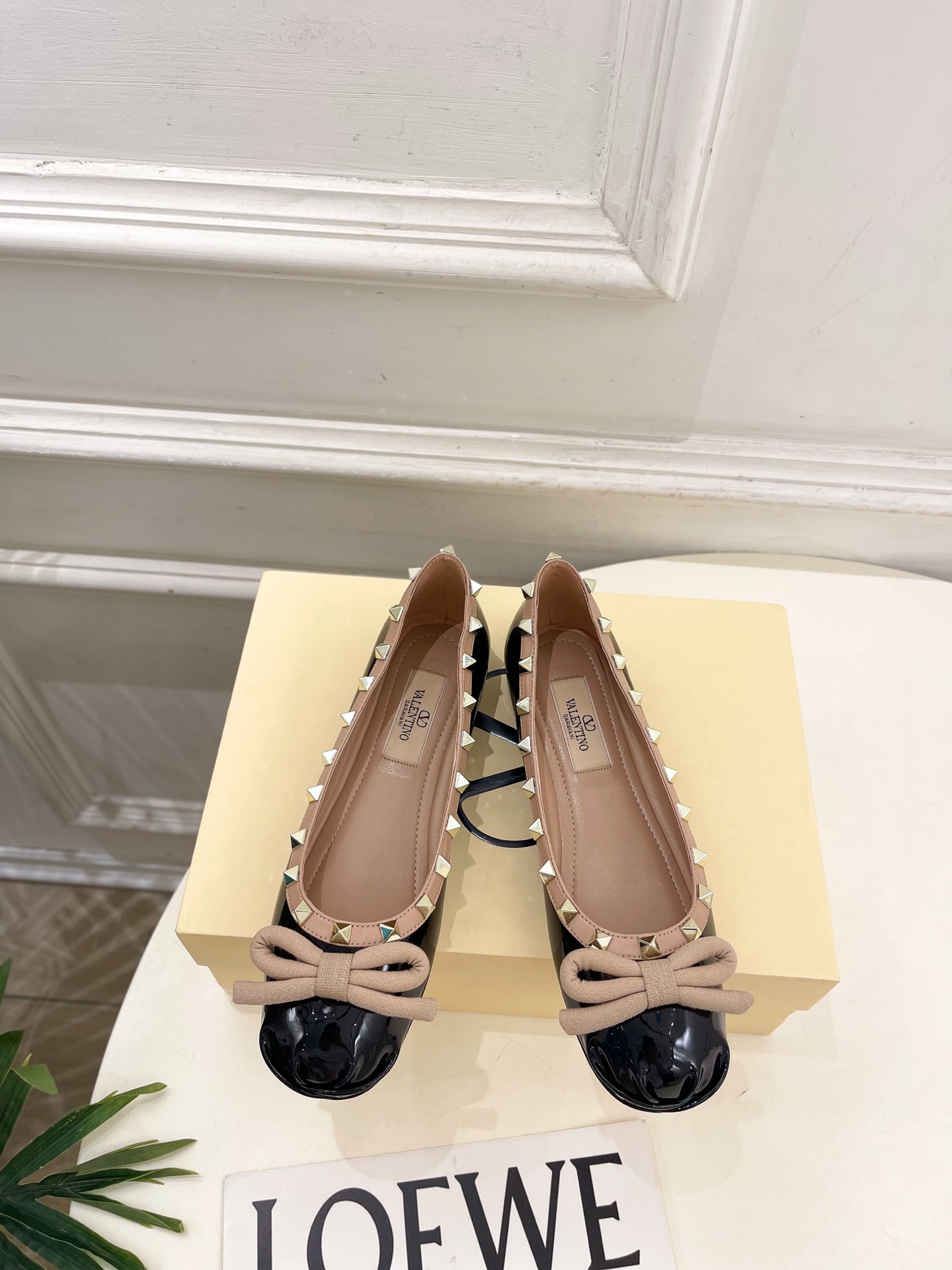 Valentino 华伦天奴 26𝐬𝐬 2026新品 VT蝴蝶结鉚钉平底芭蕾舞鞋上新☑️ —————————————— Valentino 华伦天奴 26𝐬𝐬 2026新品 VT蝴蝶结鉚钉平底芭蕾舞鞋上新☑️ ——————————————