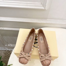 Valentino 华伦天奴 26𝐬𝐬 2026新品 VT蝴蝶结鉚钉平底芭蕾舞鞋上新☑️ —————————————— Valentino 华伦天奴 26𝐬𝐬 2026新品 VT蝴蝶结鉚钉平底芭蕾舞鞋上新☑️ ——————————————