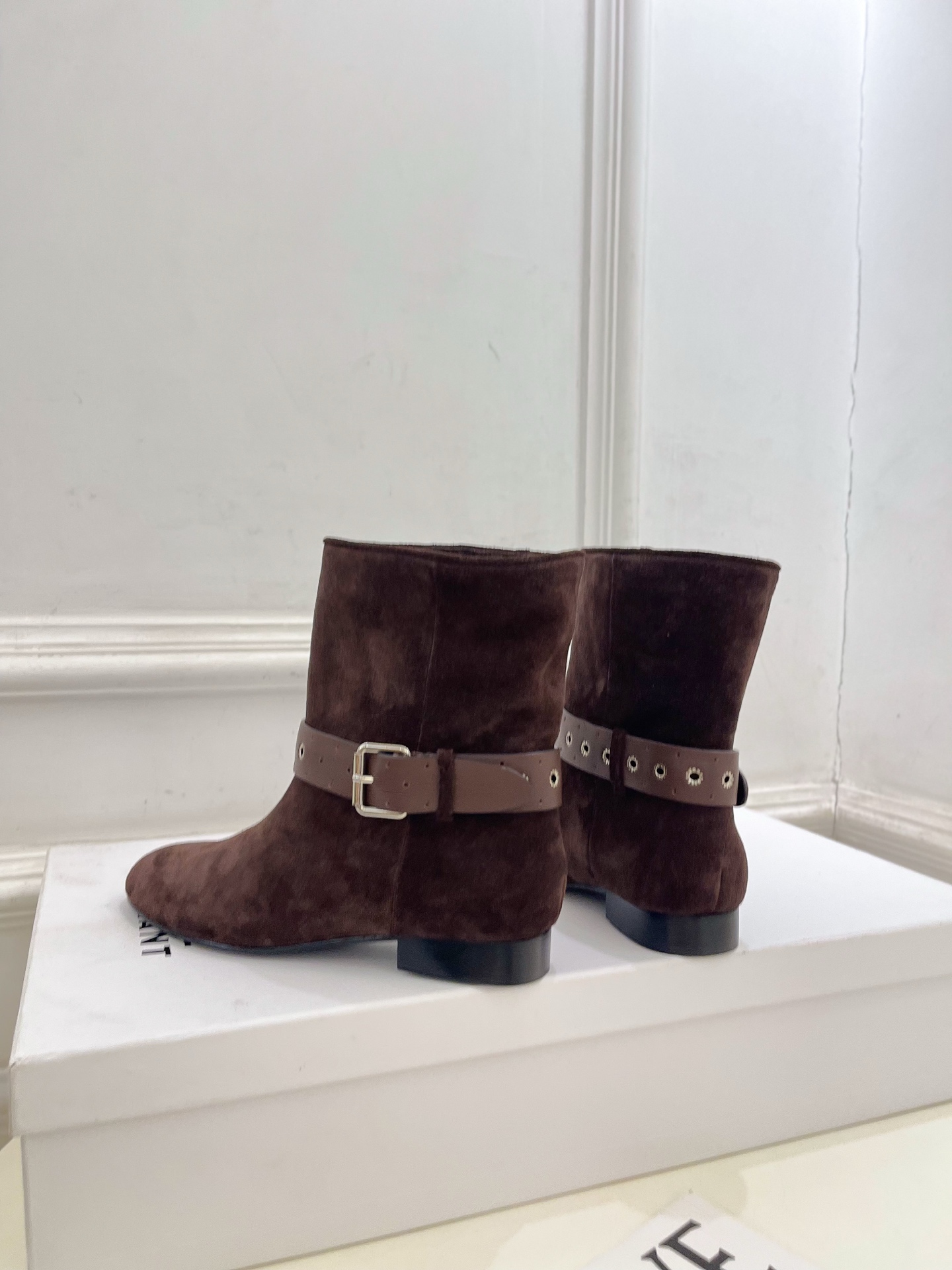ISABEL MARANT | 伊莎贝尔 26𝐬𝐬 2026秋冬新品 经典复古皮带扣短靴———————————— 一个 ISABEL MARANT | 伊莎贝尔 26𝐬𝐬 2026秋冬新品 经典复古皮带扣短靴———————————— 一个