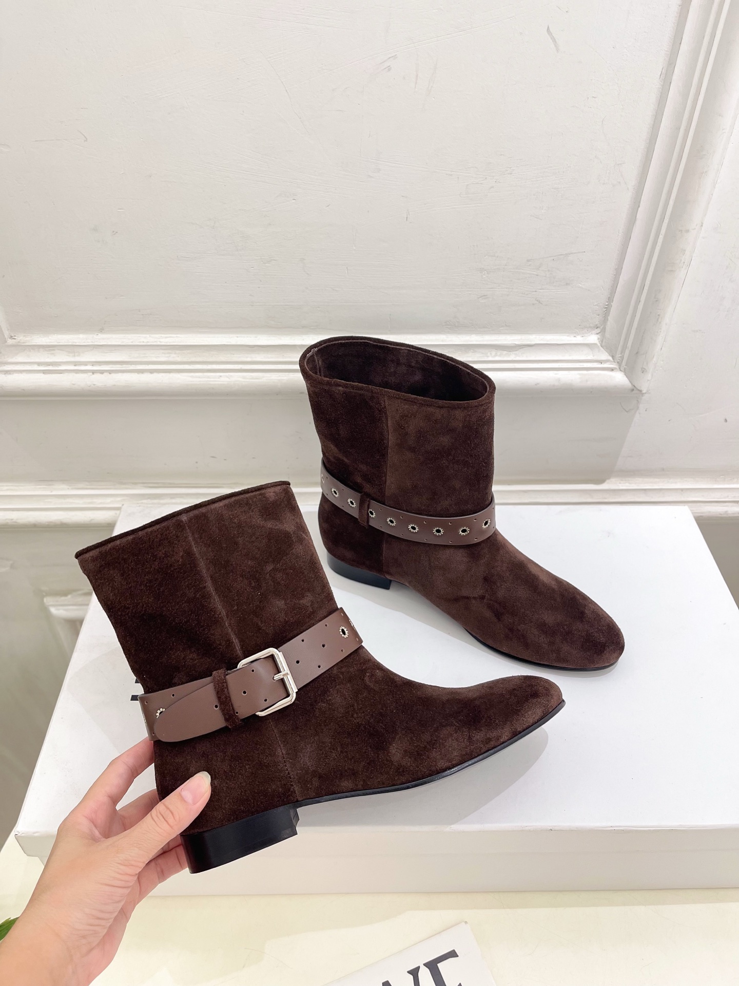 ISABEL MARANT | 伊莎贝尔 26𝐬𝐬 2026秋冬新品 经典复古皮带扣短靴———————————— 一个 ISABEL MARANT | 伊莎贝尔 26𝐬𝐬 2026秋冬新品 经典复古皮带扣短靴———————————— 一个