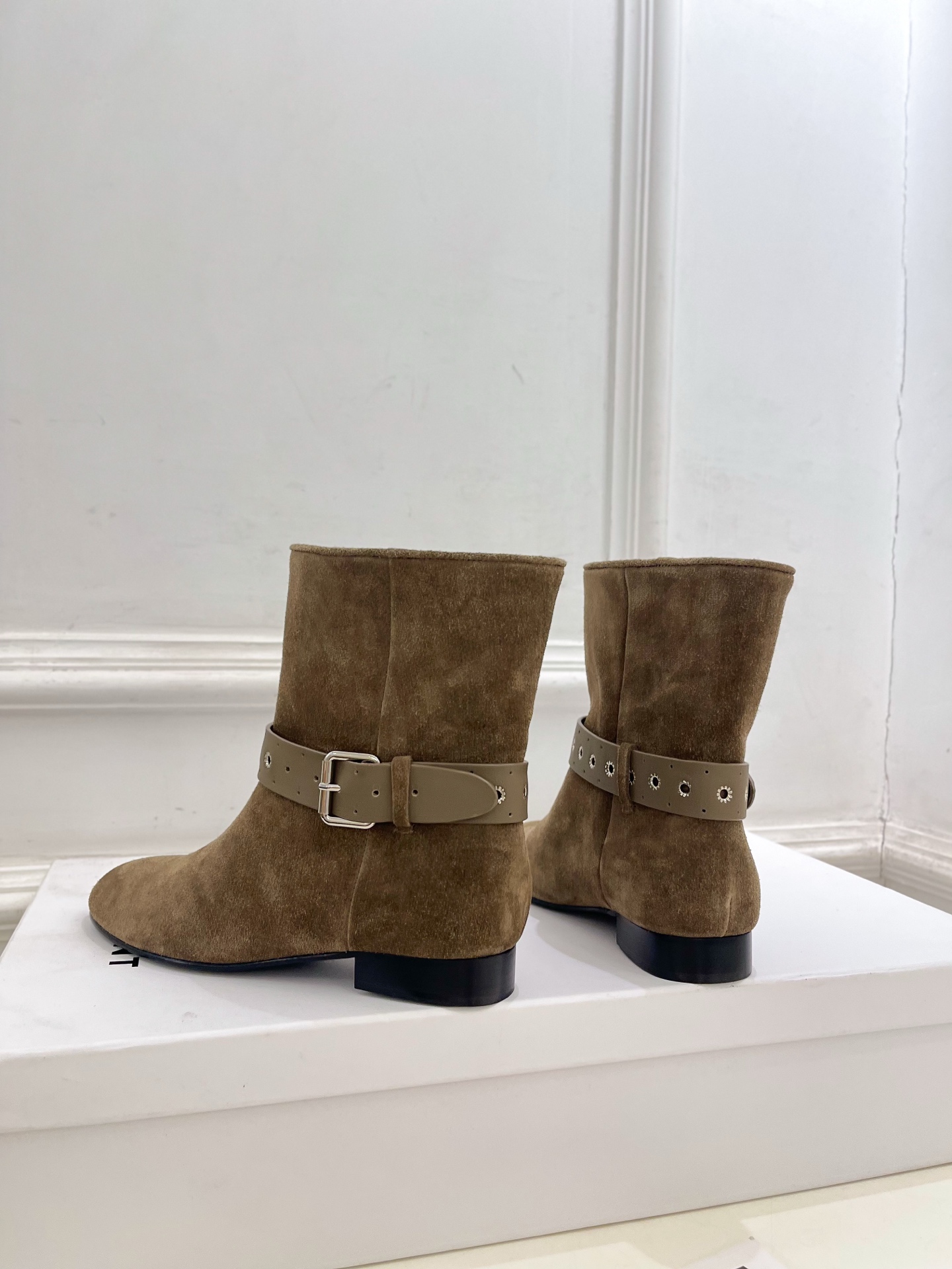 ISABEL MARANT | 伊莎贝尔 26𝐬𝐬 2026秋冬新品 经典复古皮带扣短靴———————————— 一个 ISABEL MARANT | 伊莎贝尔 26𝐬𝐬 2026秋冬新品 经典复古皮带扣短靴———————————— 一个