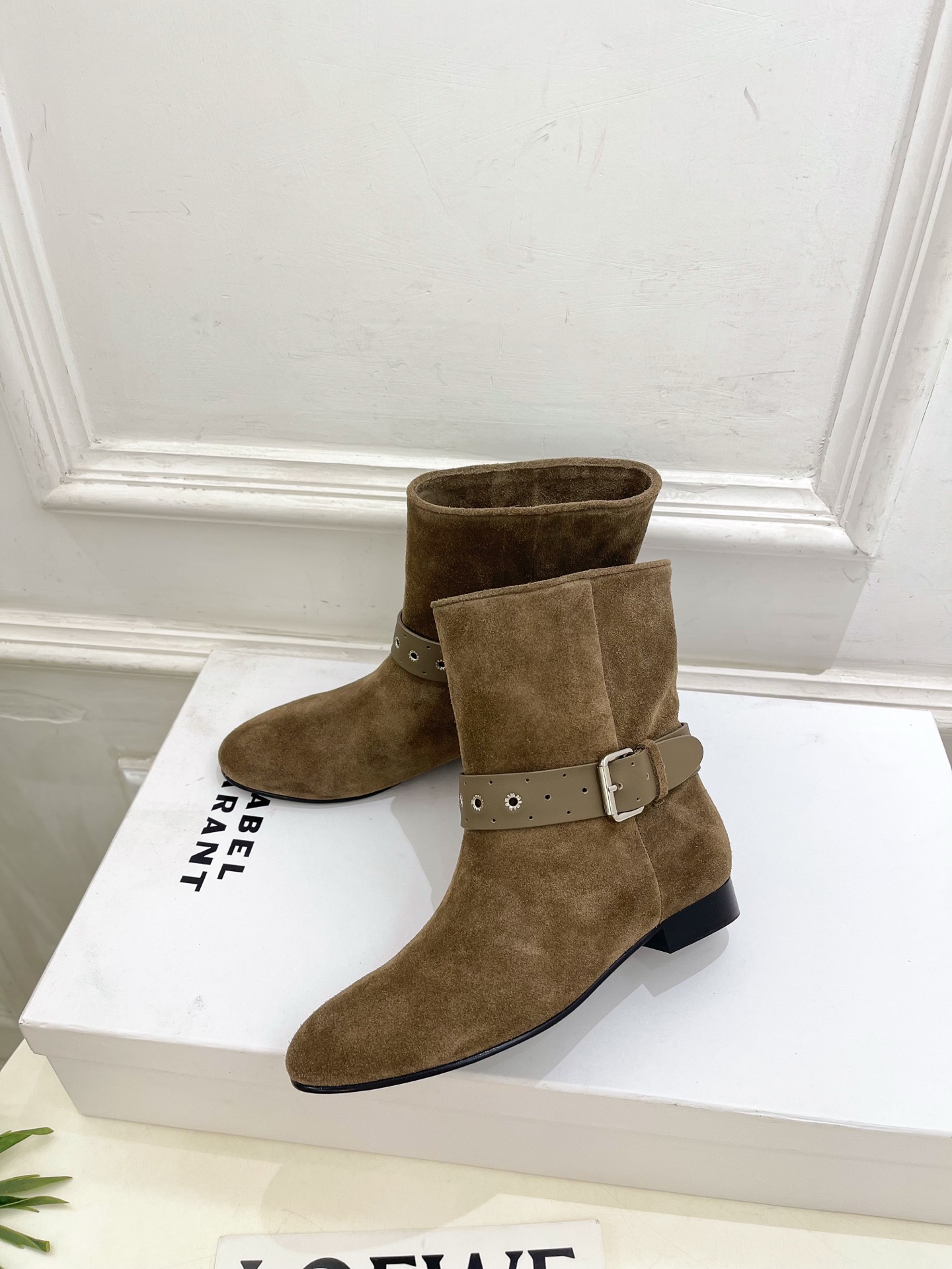 ISABEL MARANT | 伊莎贝尔 26𝐬𝐬 2026秋冬新品 经典复古皮带扣短靴———————————— 一个 ISABEL MARANT | 伊莎贝尔 26𝐬𝐬 2026秋冬新品 经典复古皮带扣短靴———————————— 一个