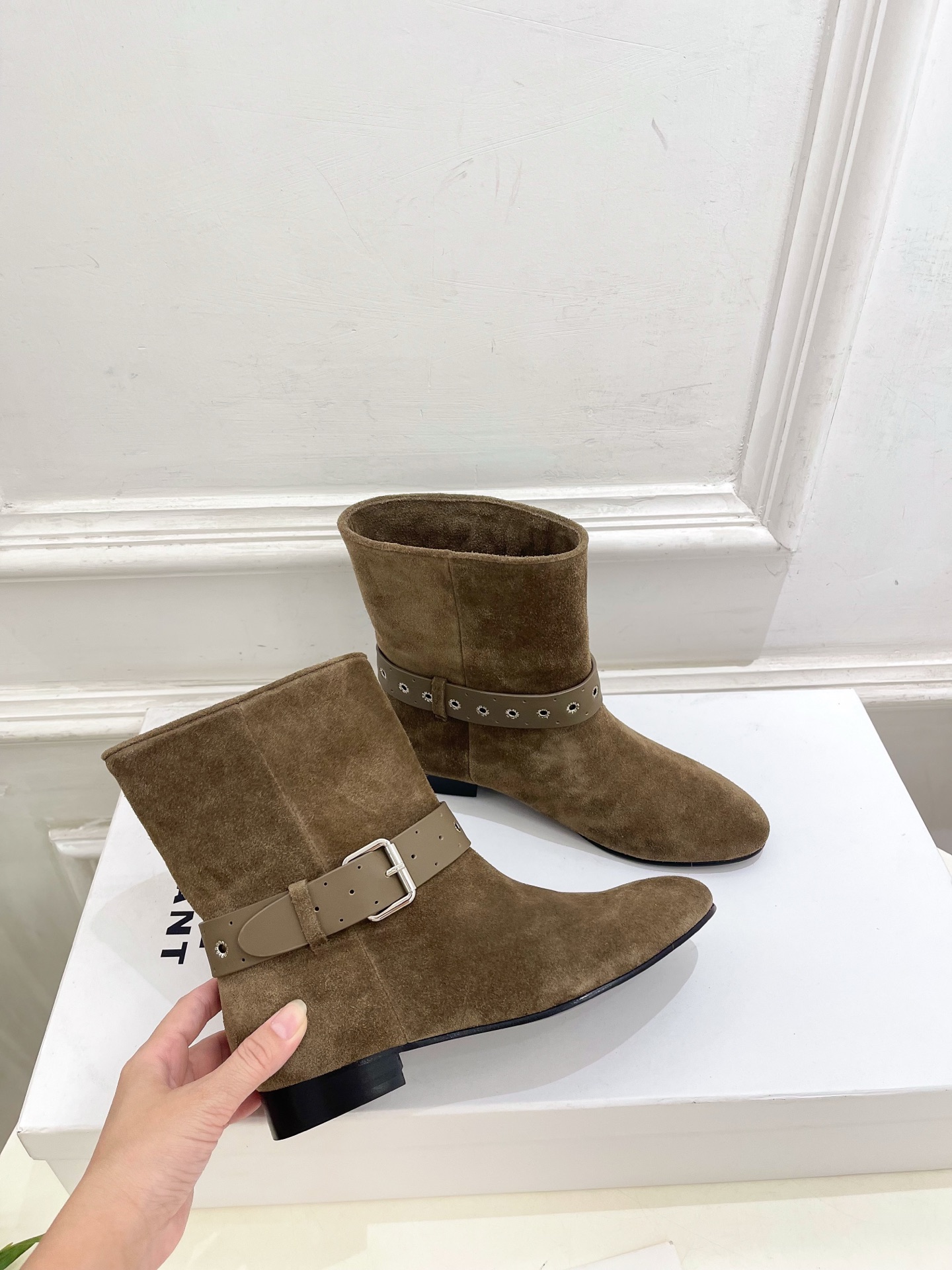 ISABEL MARANT | 伊莎贝尔 26𝐬𝐬 2026秋冬新品 经典复古皮带扣短靴———————————— 一个 ISABEL MARANT | 伊莎贝尔 26𝐬𝐬 2026秋冬新品 经典复古皮带扣短靴———————————— 一个