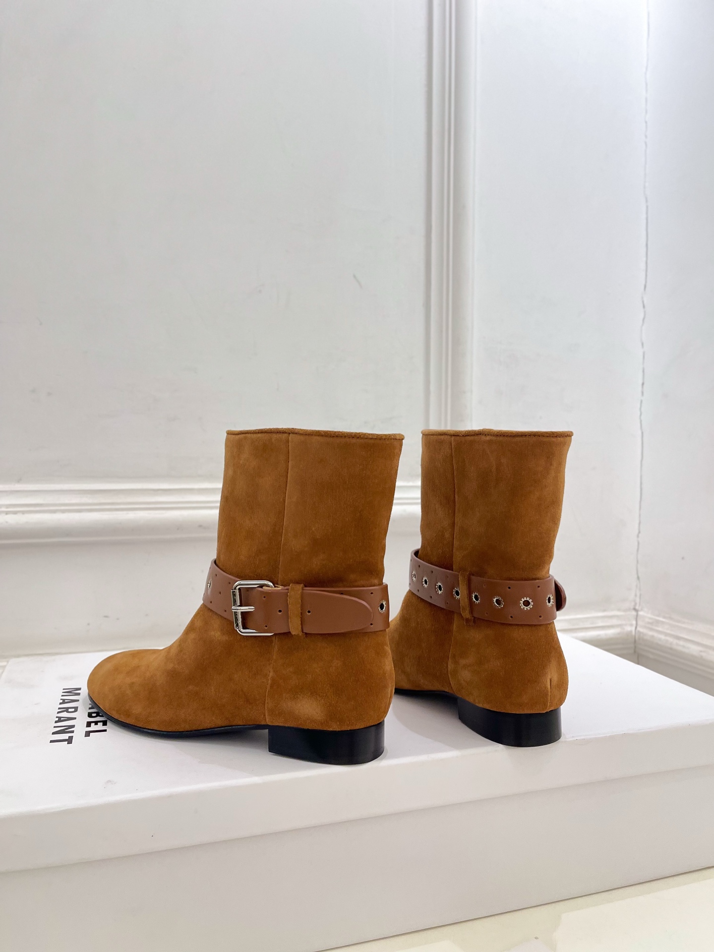 ISABEL MARANT | 伊莎贝尔 26𝐬𝐬 2026秋冬新品 经典复古皮带扣短靴———————————— 一个 ISABEL MARANT | 伊莎贝尔 26𝐬𝐬 2026秋冬新品 经典复古皮带扣短靴———————————— 一个