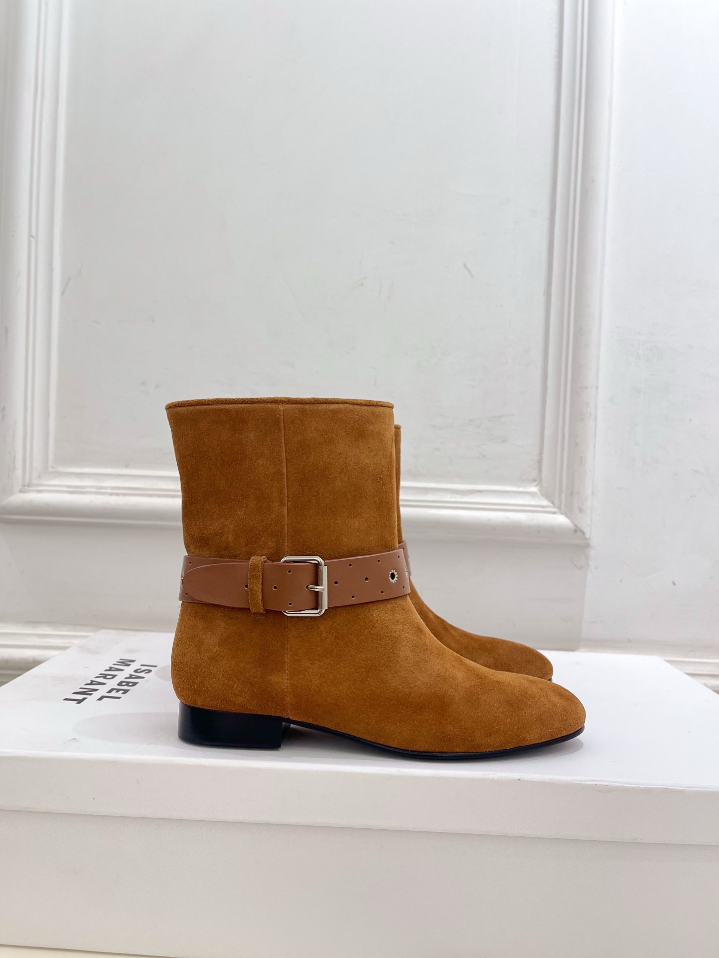 ISABEL MARANT | 伊莎贝尔 26𝐬𝐬 2026秋冬新品 经典复古皮带扣短靴———————————— 一个 ISABEL MARANT | 伊莎贝尔 26𝐬𝐬 2026秋冬新品 经典复古皮带扣短靴———————————— 一个