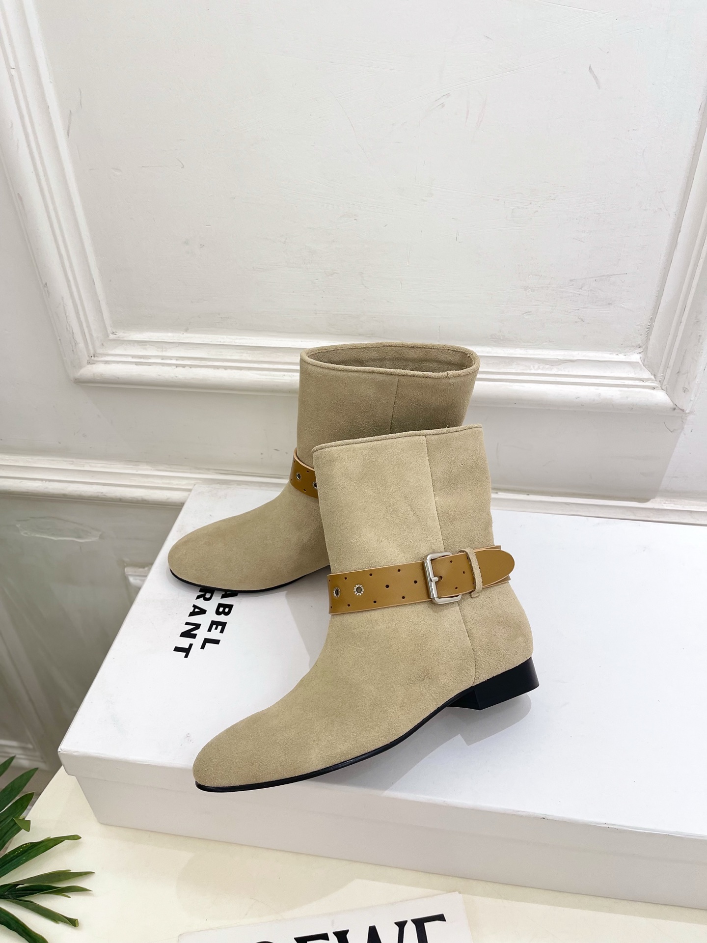 ISABEL MARANT | 伊莎贝尔 26𝐬𝐬 2026秋冬新品 经典复古皮带扣短靴———————————— 一个 ISABEL MARANT | 伊莎贝尔 26𝐬𝐬 2026秋冬新品 经典复古皮带扣短靴———————————— 一个