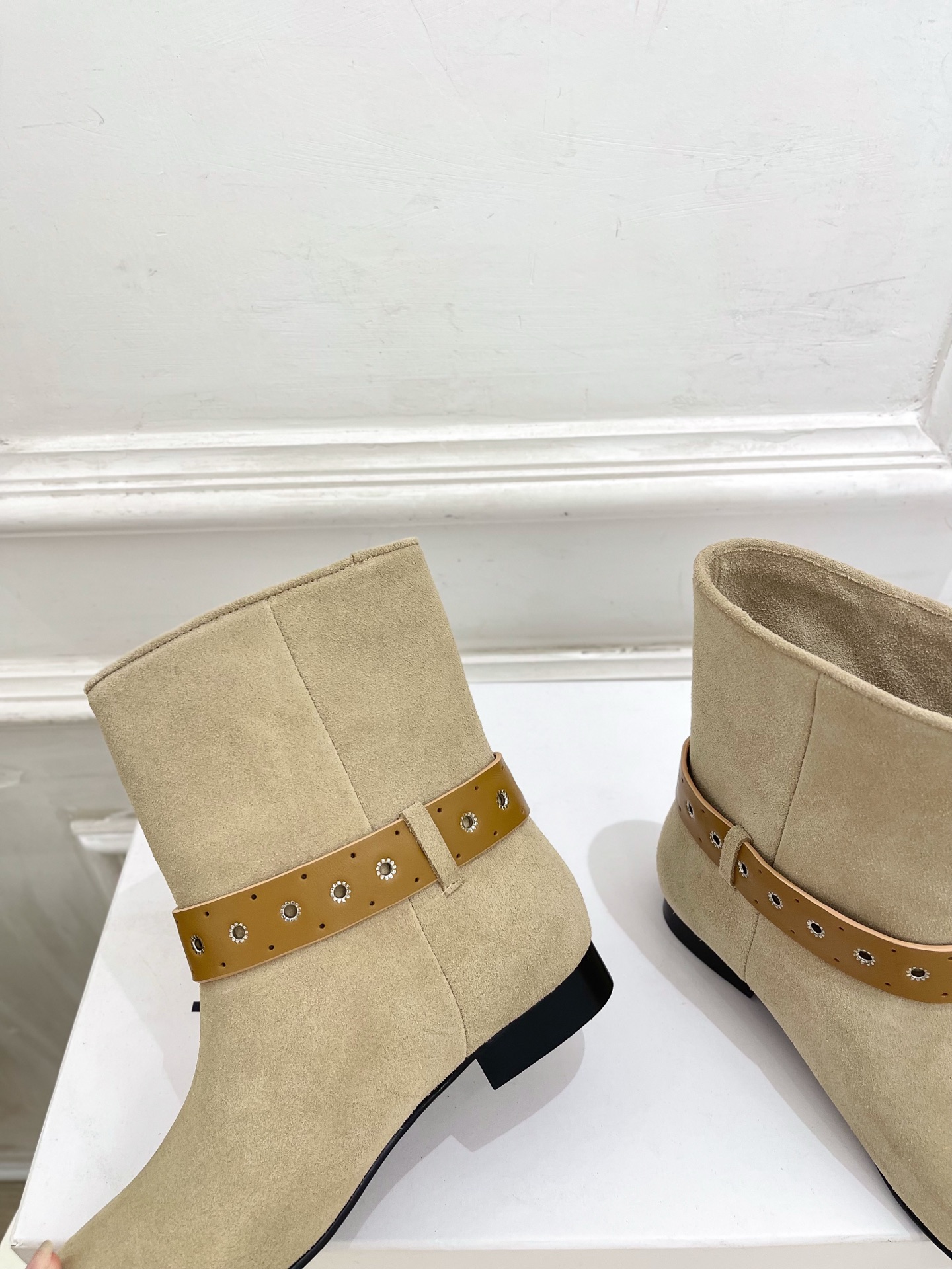 ISABEL MARANT | 伊莎贝尔 26𝐬𝐬 2026秋冬新品 经典复古皮带扣短靴———————————— 一个 ISABEL MARANT | 伊莎贝尔 26𝐬𝐬 2026秋冬新品 经典复古皮带扣短靴———————————— 一个
