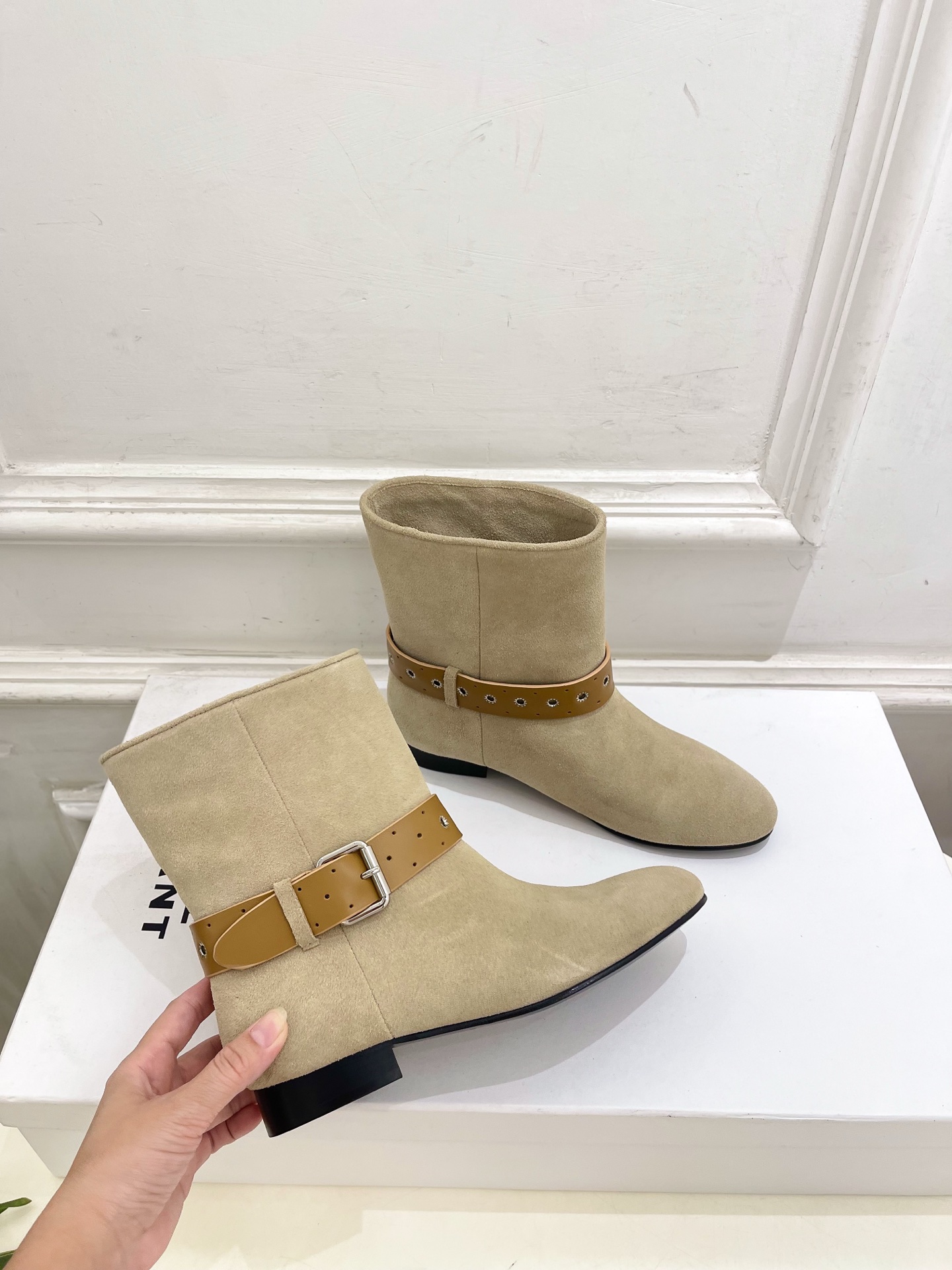 ISABEL MARANT | 伊莎贝尔 26𝐬𝐬 2026秋冬新品 经典复古皮带扣短靴———————————— 一个 ISABEL MARANT | 伊莎贝尔 26𝐬𝐬 2026秋冬新品 经典复古皮带扣短靴———————————— 一个