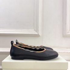 Burberry巴宝莉 2026新品 复古经典格纹平底芭蕾舞鞋 ————————— 作为这两年最受欢迎的设计师牌,设计简 Burberry巴宝莉 2026新品 复古经典格纹平底芭蕾舞鞋 ————————— 作为这两年最受欢迎的设计师牌,设计简