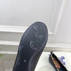 Burberry巴宝莉 2026新品 复古经典格纹平底芭蕾舞鞋 ————————— 作为这两年最受欢迎的设计师牌,设计简 Burberry巴宝莉 2026新品 复古经典格纹平底芭蕾舞鞋 ————————— 作为这两年最受欢迎的设计师牌,设计简