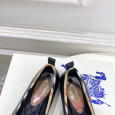 Burberry巴宝莉 2026新品 复古经典格纹平底芭蕾舞鞋 ————————— 作为这两年最受欢迎的设计师牌,设计简 Burberry巴宝莉 2026新品 复古经典格纹平底芭蕾舞鞋 ————————— 作为这两年最受欢迎的设计师牌,设计简