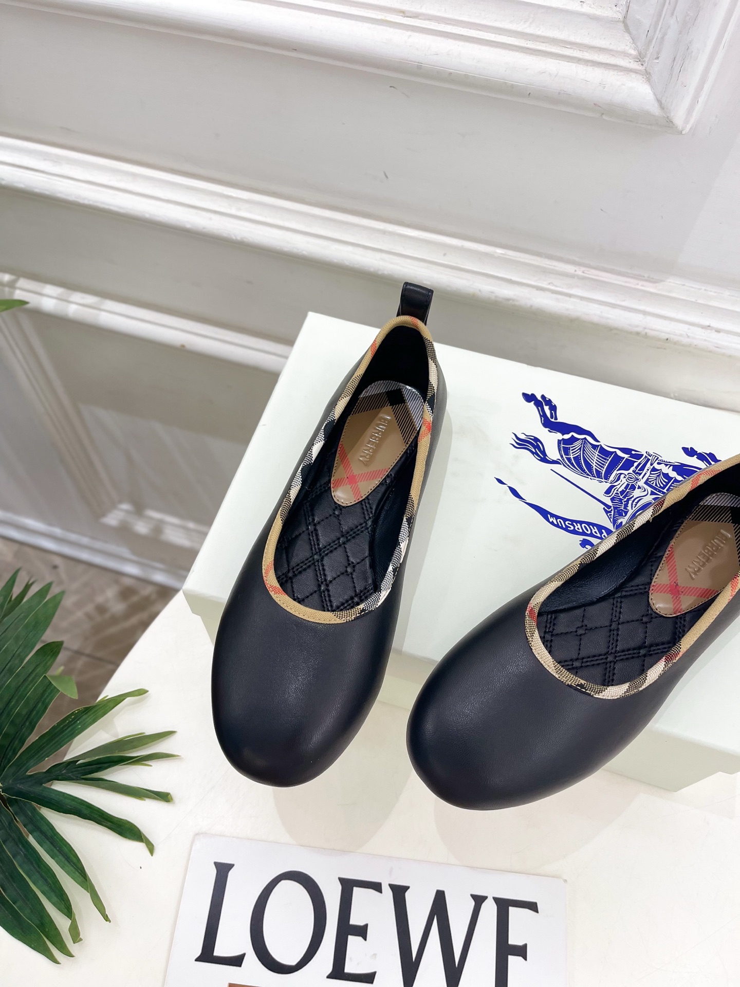 Burberry巴宝莉 2026新品 复古经典格纹平底芭蕾舞鞋 ————————— 作为这两年最受欢迎的设计师牌,设计简 Burberry巴宝莉 2026新品 复古经典格纹平底芭蕾舞鞋 ————————— 作为这两年最受欢迎的设计师牌,设计简