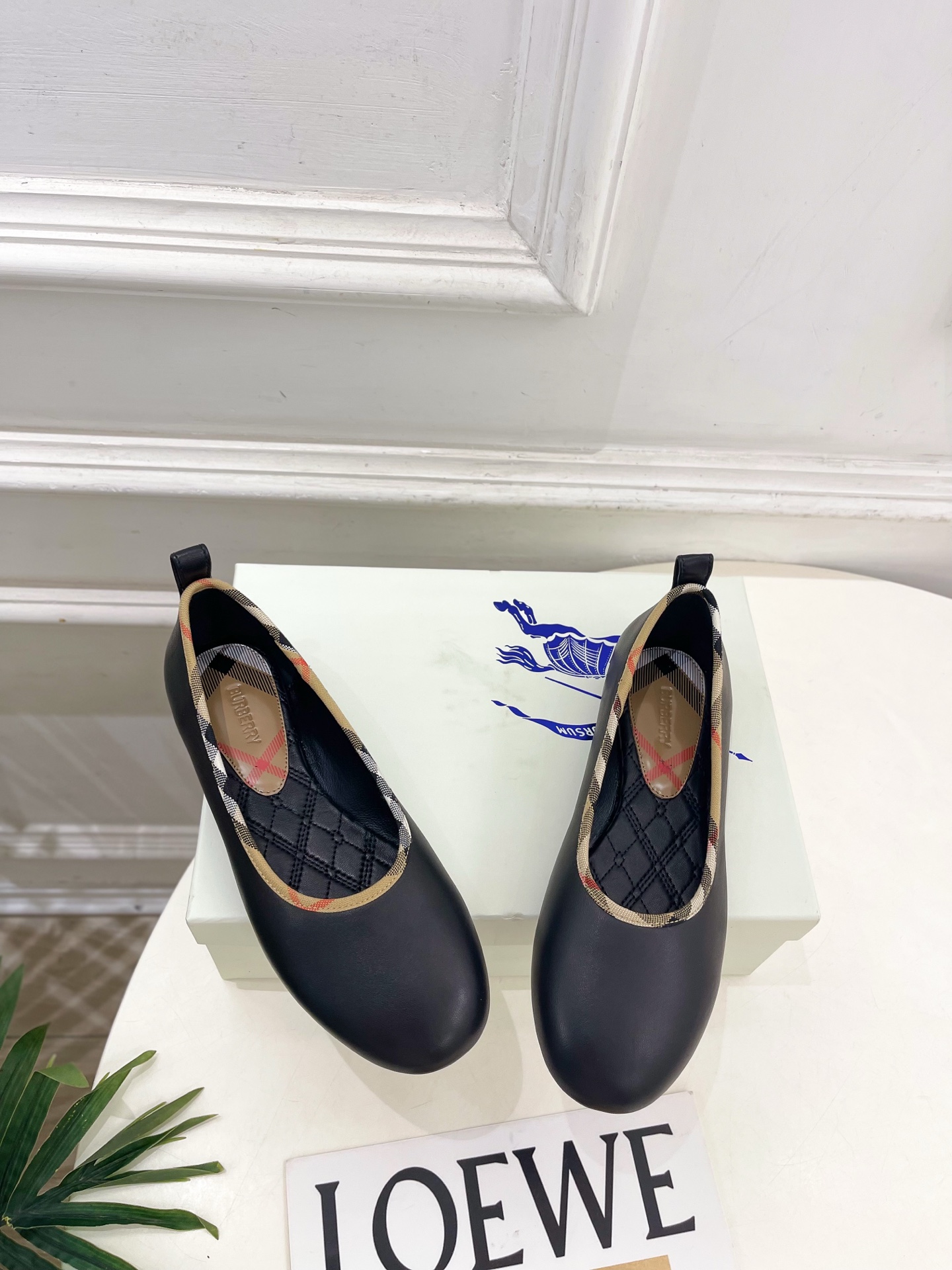 Burberry巴宝莉 2026新品 复古经典格纹平底芭蕾舞鞋 ————————— 作为这两年最受欢迎的设计师牌,设计简 Burberry巴宝莉 2026新品 复古经典格纹平底芭蕾舞鞋 ————————— 作为这两年最受欢迎的设计师牌,设计简