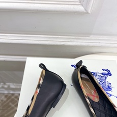 Burberry巴宝莉 2026新品 复古经典格纹平底芭蕾舞鞋 ————————— 作为这两年最受欢迎的设计师牌,设计简 Burberry巴宝莉 2026新品 复古经典格纹平底芭蕾舞鞋 ————————— 作为这两年最受欢迎的设计师牌,设计简