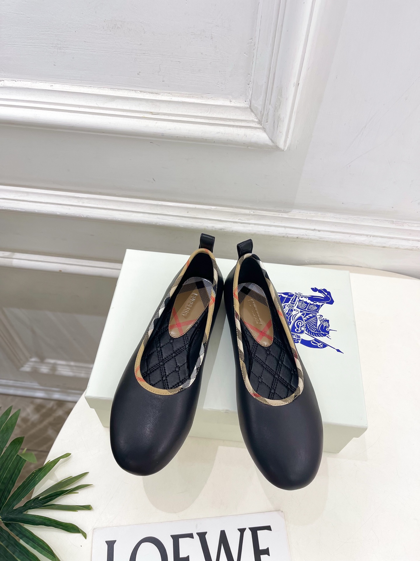 Burberry巴宝莉 2026新品 复古经典格纹平底芭蕾舞鞋 ————————— 作为这两年最受欢迎的设计师牌,设计简 Burberry巴宝莉 2026新品 复古经典格纹平底芭蕾舞鞋 ————————— 作为这两年最受欢迎的设计师牌,设计简