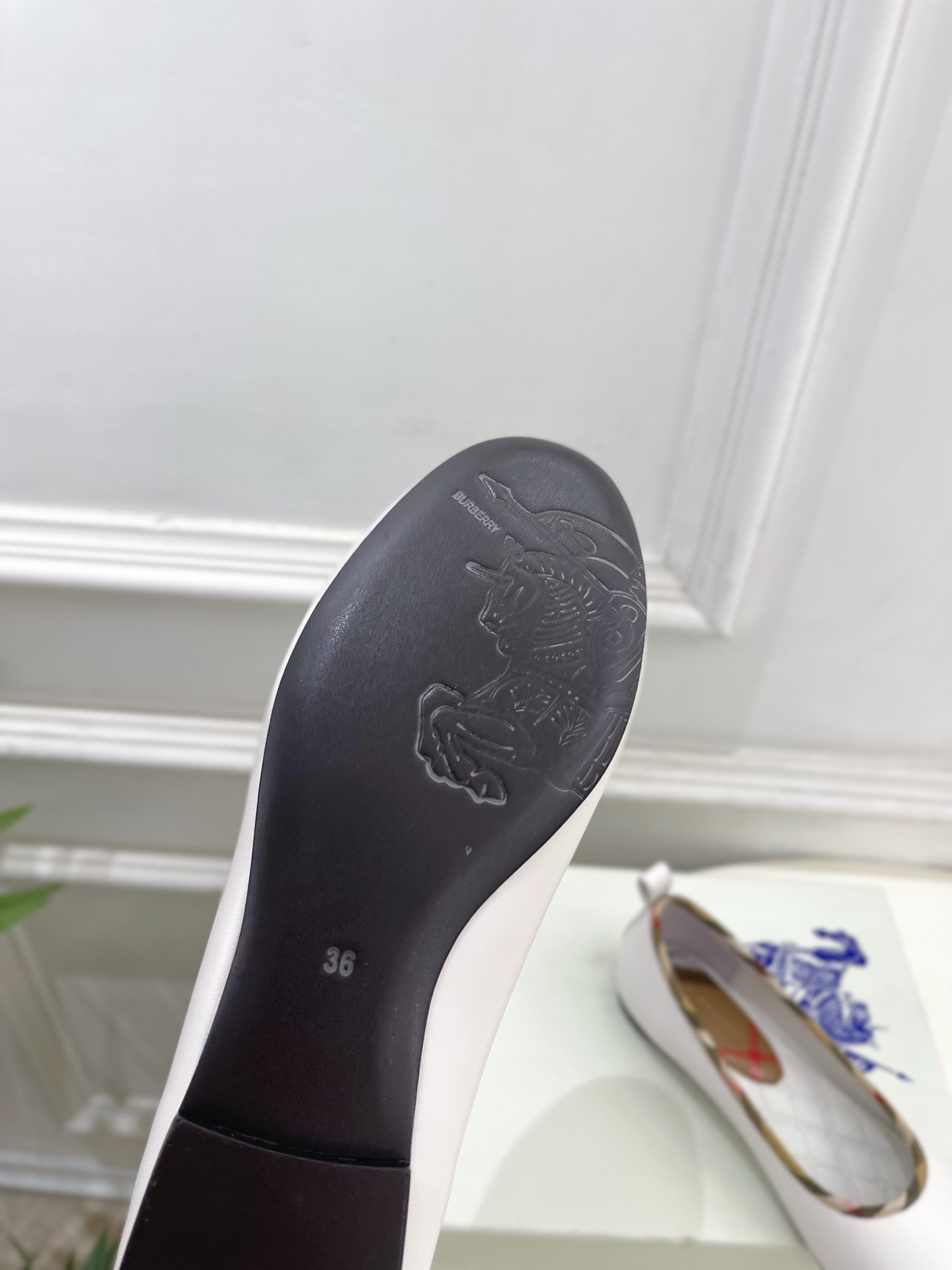 Burberry巴宝莉 2026新品 复古经典格纹平底芭蕾舞鞋 ————————— 作为这两年最受欢迎的设计师牌,设计简 Burberry巴宝莉 2026新品 复古经典格纹平底芭蕾舞鞋 ————————— 作为这两年最受欢迎的设计师牌,设计简
