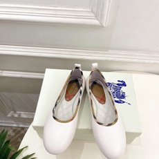Burberry巴宝莉 2026新品 复古经典格纹平底芭蕾舞鞋 ————————— 作为这两年最受欢迎的设计师牌,设计简 Burberry巴宝莉 2026新品 复古经典格纹平底芭蕾舞鞋 ————————— 作为这两年最受欢迎的设计师牌,设计简