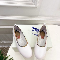Burberry巴宝莉 2026新品 复古经典格纹平底芭蕾舞鞋 ————————— 作为这两年最受欢迎的设计师牌,设计简 Burberry巴宝莉 2026新品 复古经典格纹平底芭蕾舞鞋 ————————— 作为这两年最受欢迎的设计师牌,设计简