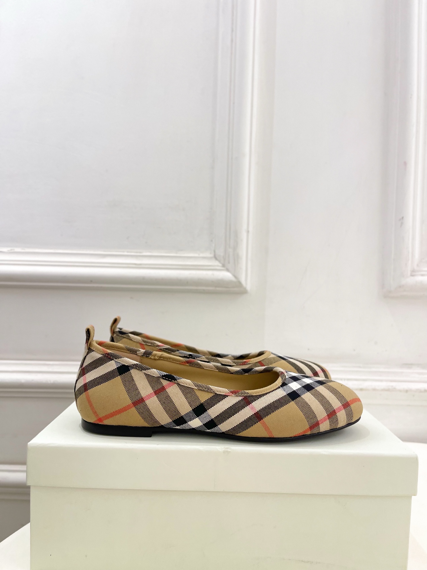 Burberry巴宝莉 2026新品 复古经典格纹平底芭蕾舞鞋 ————————— 作为这两年最受欢迎的设计师牌，设计简