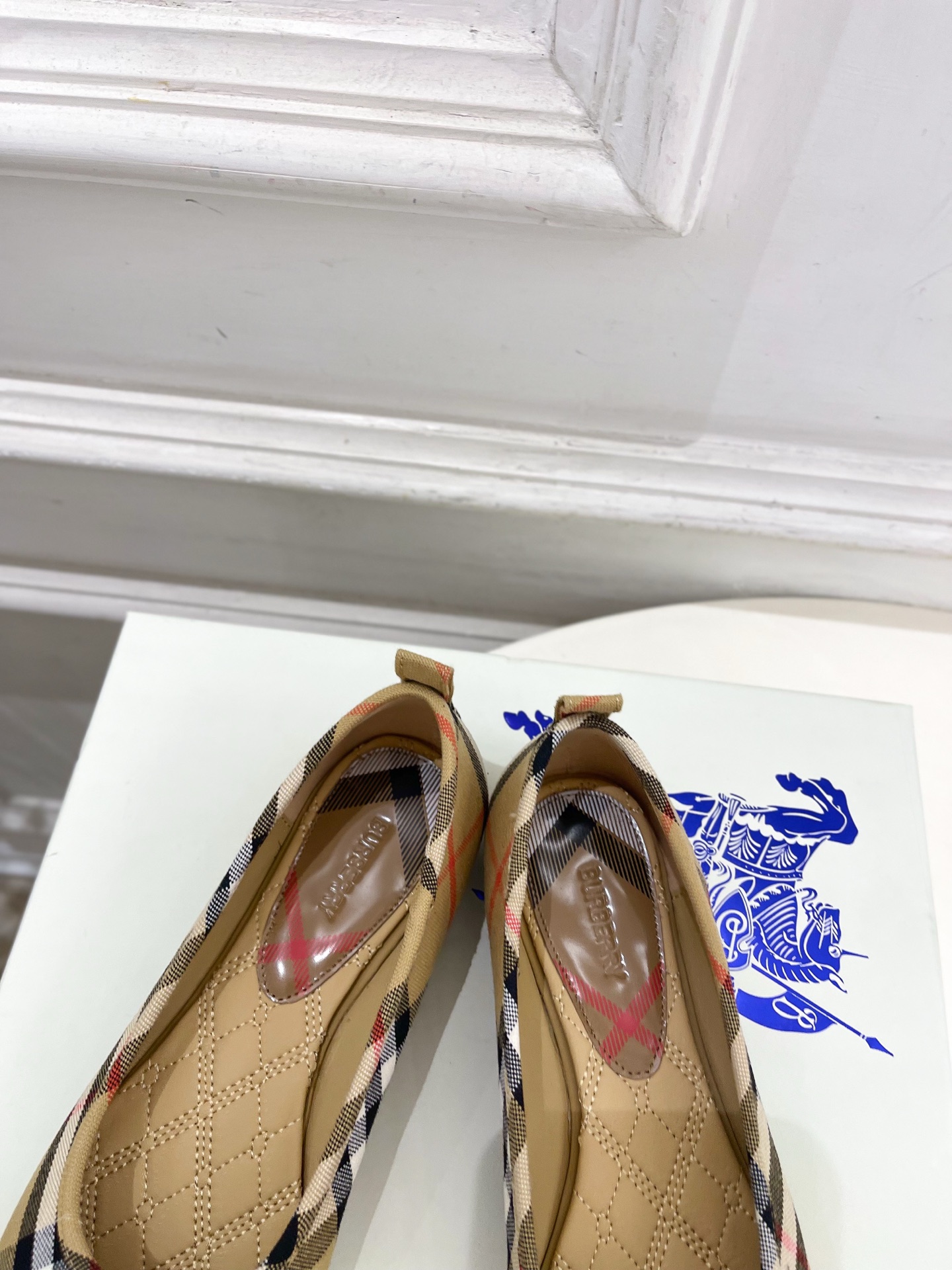 Burberry巴宝莉 2026新品 复古经典格纹平底芭蕾舞鞋 ————————— 作为这两年最受欢迎的设计师牌，设计简
