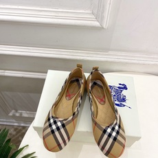 Burberry巴宝莉 2026新品 复古经典格纹平底芭蕾舞鞋 ————————— 作为这两年最受欢迎的设计师牌,设计简 Burberry巴宝莉 2026新品 复古经典格纹平底芭蕾舞鞋 ————————— 作为这两年最受欢迎的设计师牌,设计简