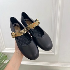 Burberry巴宝莉 2026新品 经典格纹玛丽珍平底单鞋 ————————— 作为这两年最受欢迎的设计师牌,设计简单 Burberry巴宝莉 2026新品 经典格纹玛丽珍平底单鞋 ————————— 作为这两年最受欢迎的设计师牌,设计简单