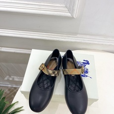 Burberry巴宝莉 2026新品 经典格纹玛丽珍平底单鞋 ————————— 作为这两年最受欢迎的设计师牌,设计简单 Burberry巴宝莉 2026新品 经典格纹玛丽珍平底单鞋 ————————— 作为这两年最受欢迎的设计师牌,设计简单