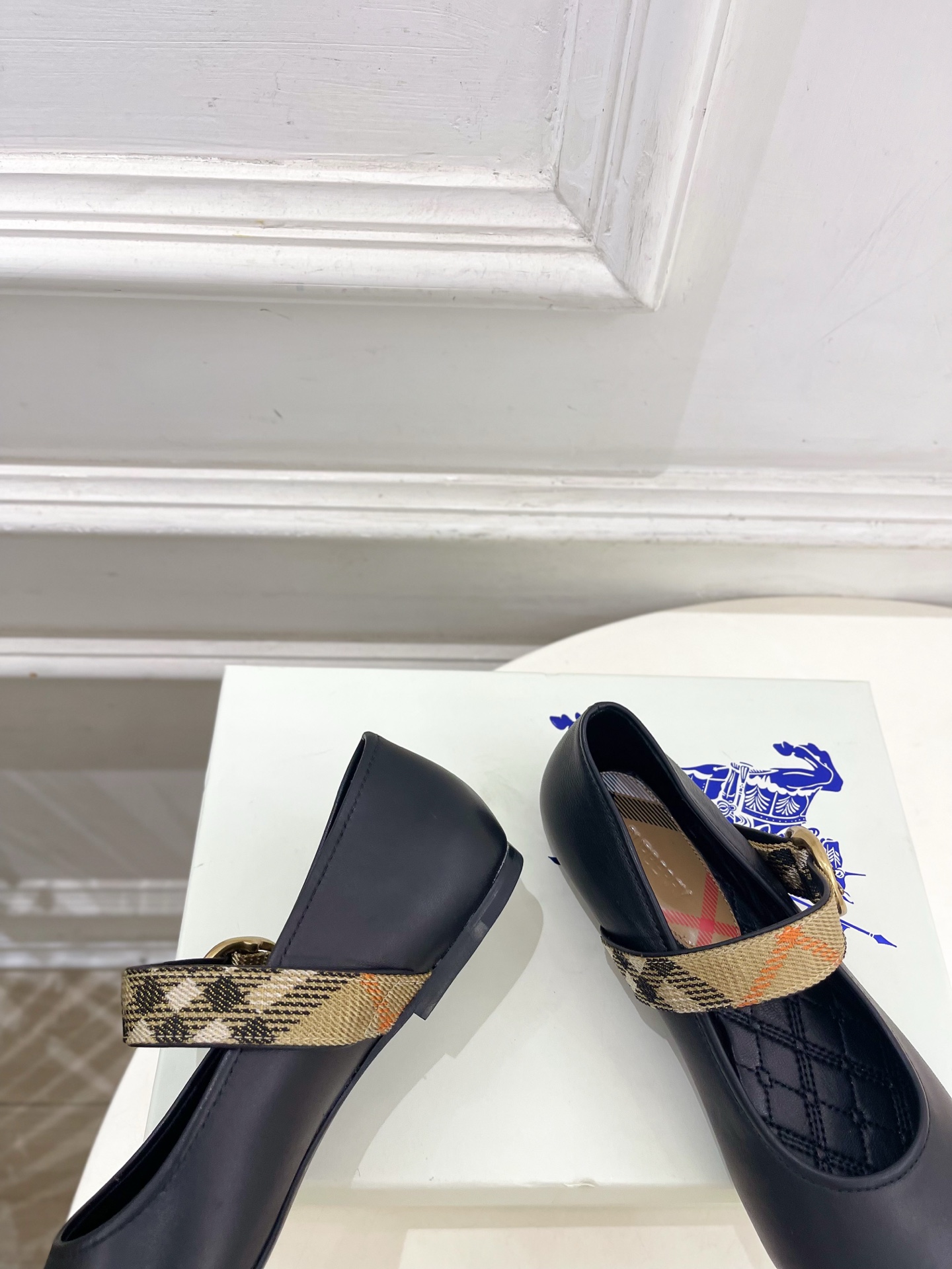 Burberry巴宝莉 2026新品 经典格纹玛丽珍平底单鞋 ————————— 作为这两年最受欢迎的设计师牌,设计简单 Burberry巴宝莉 2026新品 经典格纹玛丽珍平底单鞋 ————————— 作为这两年最受欢迎的设计师牌,设计简单