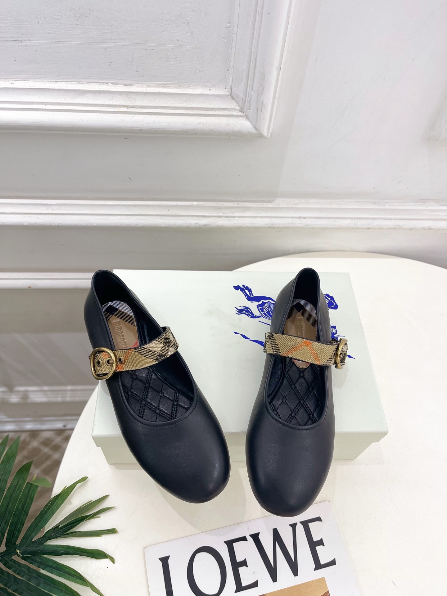 Burberry巴宝莉 2026新品 经典格纹玛丽珍平底单鞋 ————————— 作为这两年最受欢迎的设计师牌,设计简单 Burberry巴宝莉 2026新品 经典格纹玛丽珍平底单鞋 ————————— 作为这两年最受欢迎的设计师牌,设计简单