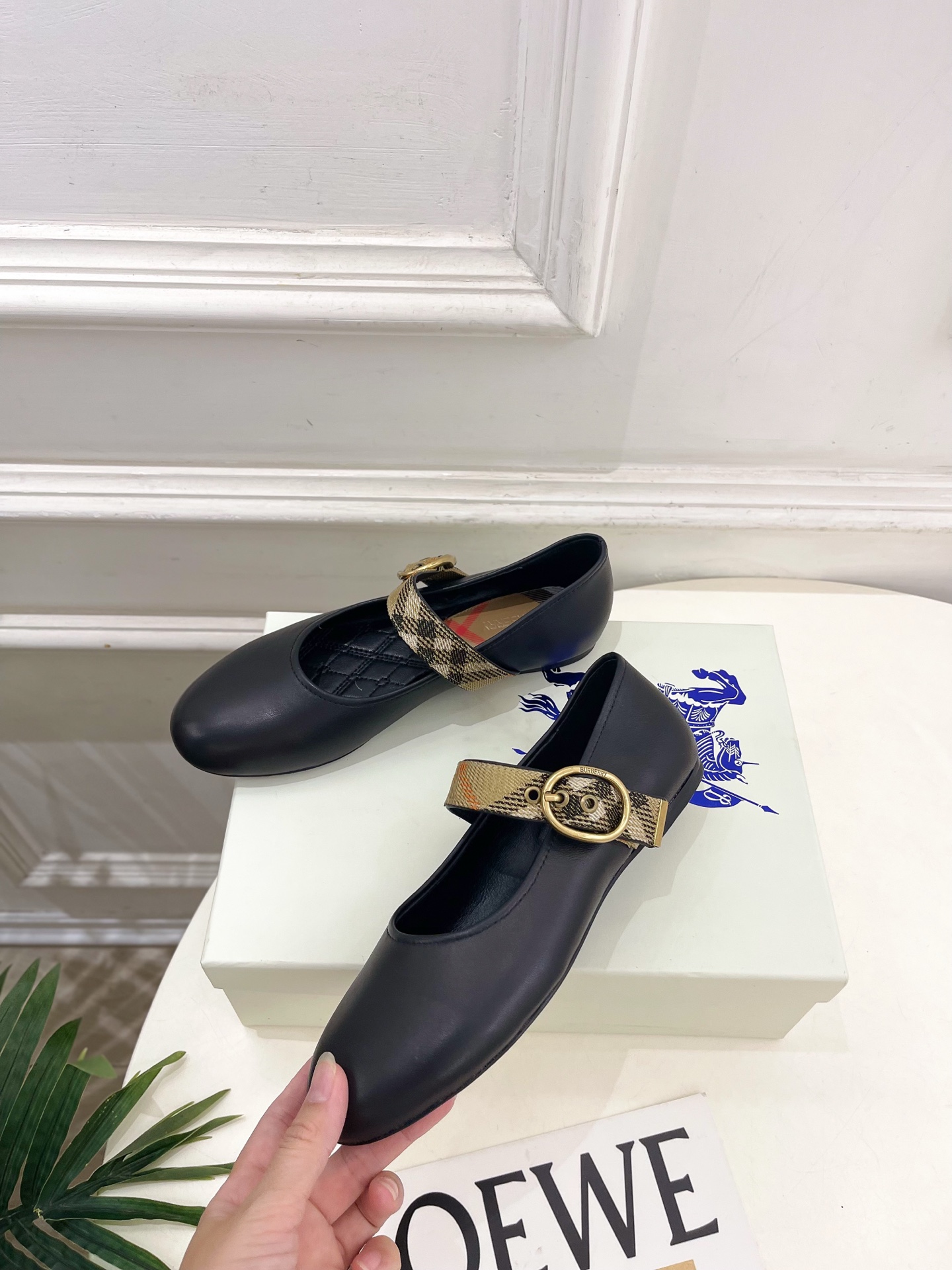 Burberry巴宝莉 2026新品 经典格纹玛丽珍平底单鞋 ————————— 作为这两年最受欢迎的设计师牌,设计简单 Burberry巴宝莉 2026新品 经典格纹玛丽珍平底单鞋 ————————— 作为这两年最受欢迎的设计师牌,设计简单
