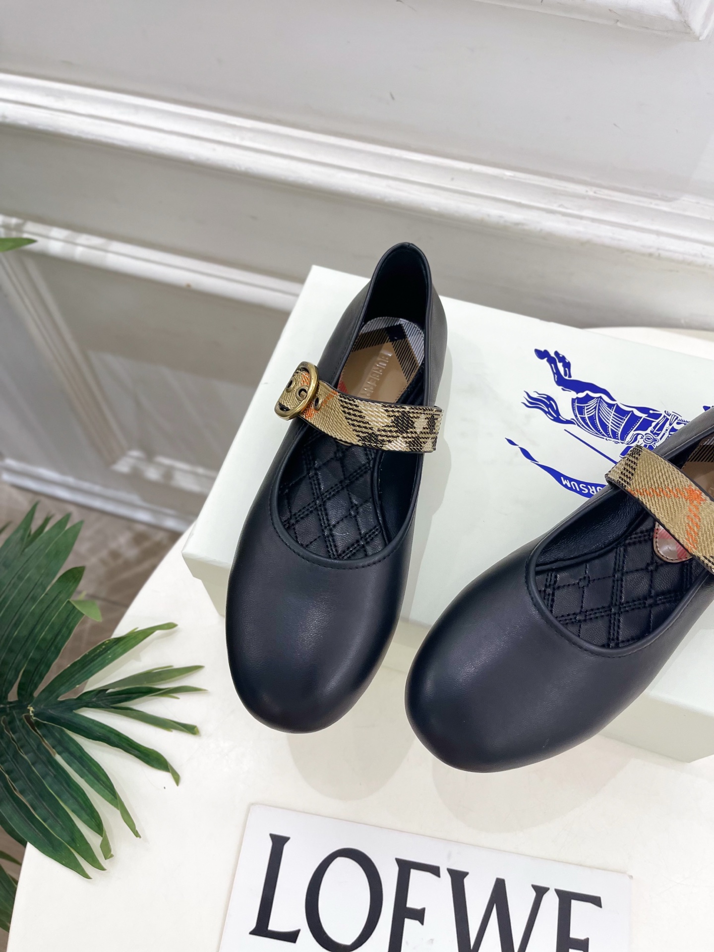 Burberry巴宝莉 2026新品 经典格纹玛丽珍平底单鞋 ————————— 作为这两年最受欢迎的设计师牌,设计简单 Burberry巴宝莉 2026新品 经典格纹玛丽珍平底单鞋 ————————— 作为这两年最受欢迎的设计师牌,设计简单
