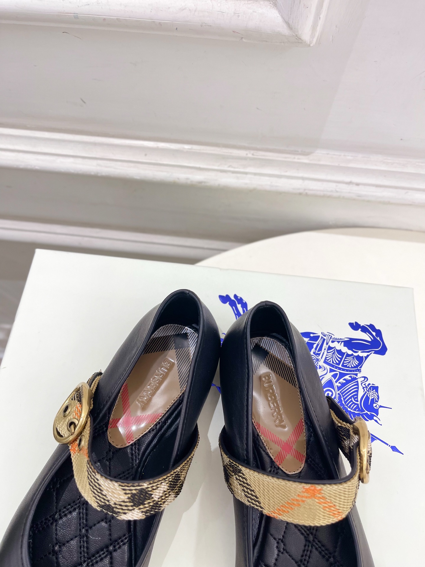 Burberry巴宝莉 2026新品 经典格纹玛丽珍平底单鞋 ————————— 作为这两年最受欢迎的设计师牌,设计简单 Burberry巴宝莉 2026新品 经典格纹玛丽珍平底单鞋 ————————— 作为这两年最受欢迎的设计师牌,设计简单