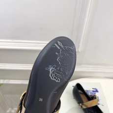 Burberry巴宝莉 2026新品 经典格纹玛丽珍平底单鞋 ————————— 作为这两年最受欢迎的设计师牌,设计简单 Burberry巴宝莉 2026新品 经典格纹玛丽珍平底单鞋 ————————— 作为这两年最受欢迎的设计师牌,设计简单
