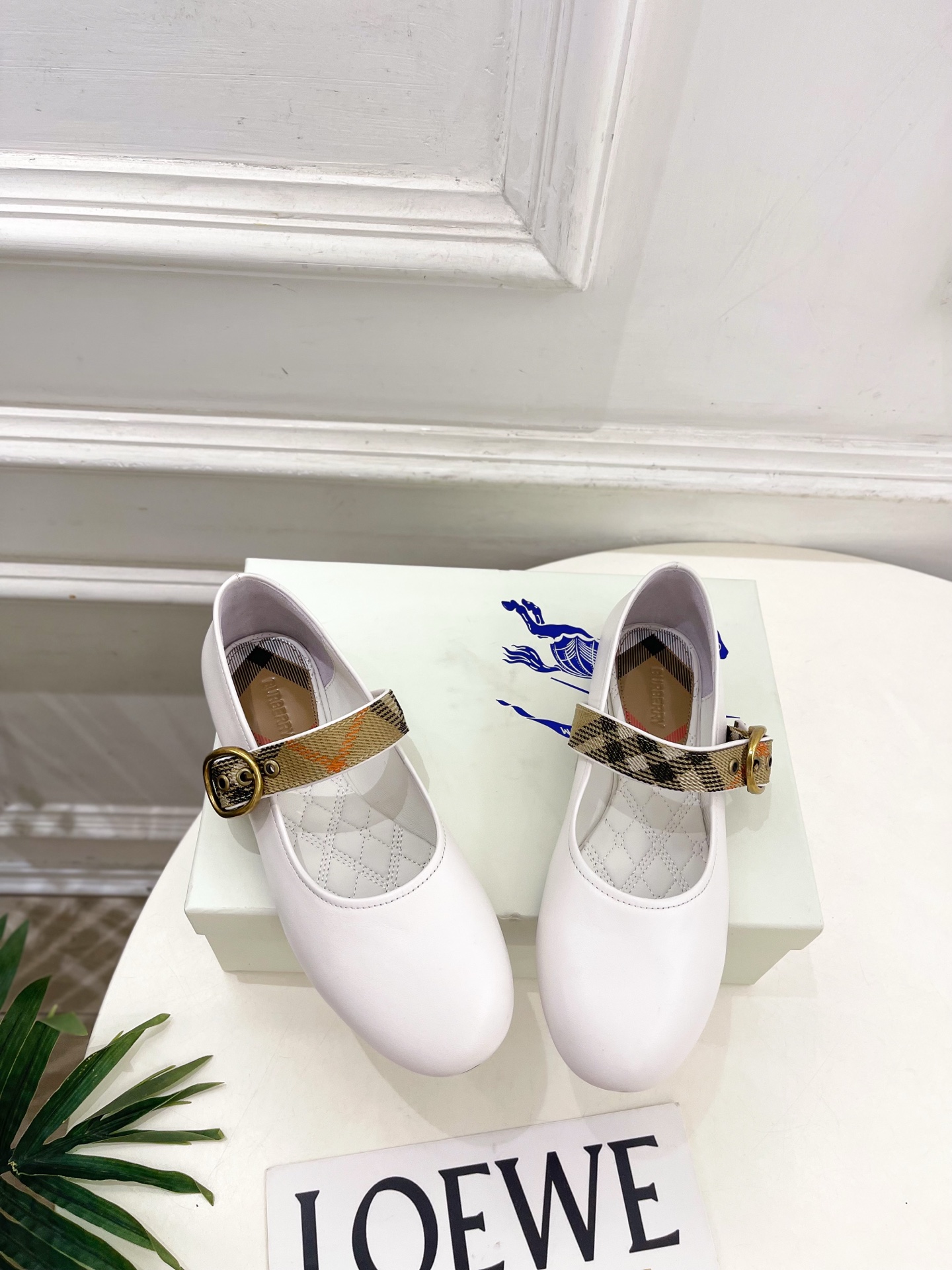 Burberry巴宝莉 2026新品 经典格纹玛丽珍平底单鞋 ————————— 作为这两年最受欢迎的设计师牌,设计简单 Burberry巴宝莉 2026新品 经典格纹玛丽珍平底单鞋 ————————— 作为这两年最受欢迎的设计师牌,设计简单