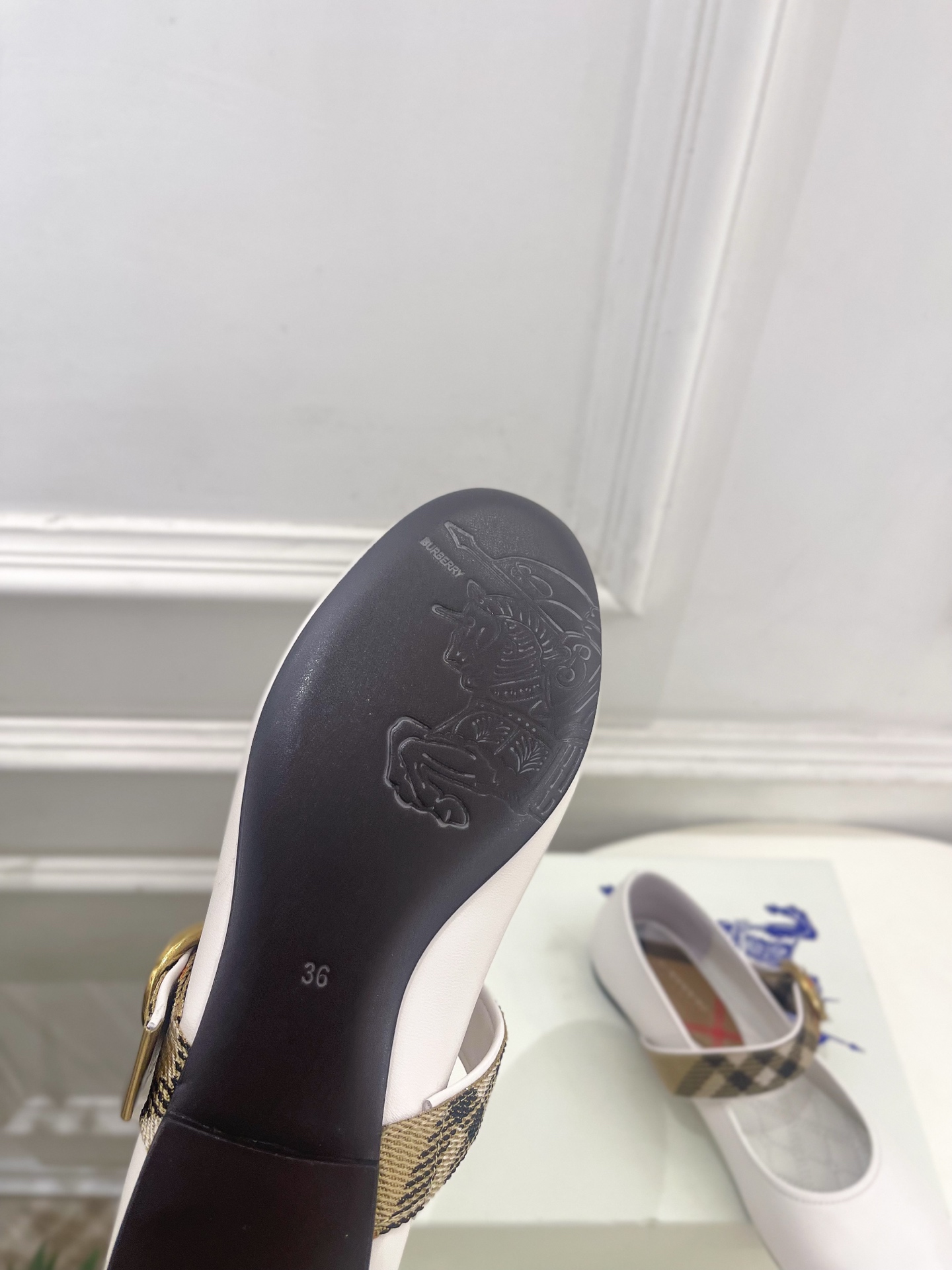 Burberry巴宝莉 2026新品 经典格纹玛丽珍平底单鞋 ————————— 作为这两年最受欢迎的设计师牌,设计简单 Burberry巴宝莉 2026新品 经典格纹玛丽珍平底单鞋 ————————— 作为这两年最受欢迎的设计师牌,设计简单
